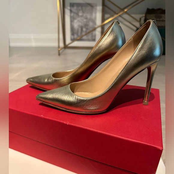 Valentino Garavani Rockstud High heel size 35 Gold leather gently used - Picture 1 of 15
